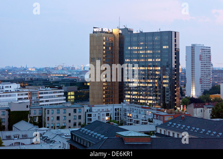 Berlin, Allemagne, regardez la maison d'édition Axel Springer dans la soirée Banque D'Images