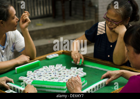 Les personnes âgées jouer mahjong, Beijing , Chine Banque D'Images