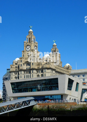 L'Angleterre, Liverpool, vue de la jetée vers le Liver Building et Pier Head Banque D'Images