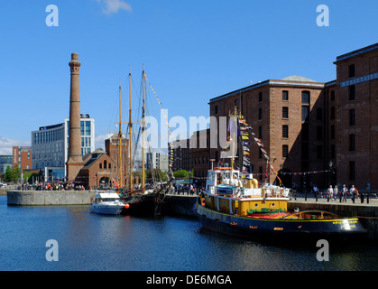 L'Angleterre, Liverpool, vue de l'Albert Docks en direction du centre-ville Banque D'Images