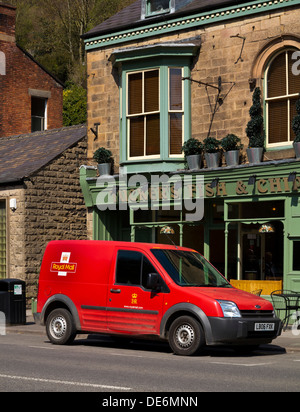 British Royal Mail Rouge Ford van garé. tout en donnant au poste un village de Derbyshire, Angleterre, Royaume-Uni Banque D'Images