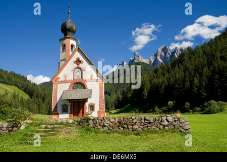 Eglise de Saint Johann in saintes dans la vallée d'Villnoss avec les Odle montagnes en arrière-plan, Dolomites, Italie. Banque D'Images