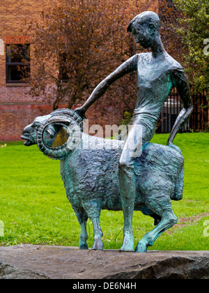 Garçon et statue de Ram par Wilfred Dudeney 1963 Riverside Gardens dans le centre-ville de Derby Derbyshire, Angleterre, Royaume-Uni Banque D'Images