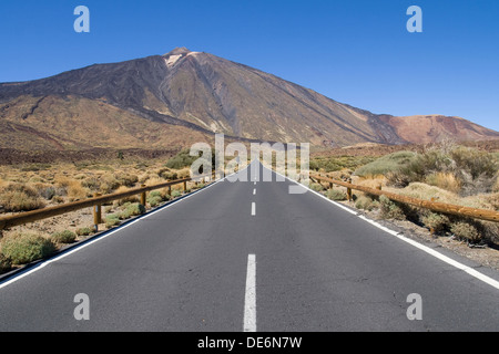 Route droite avec El Teide en arrière-plan, Tenerife, Canaries. Banque D'Images