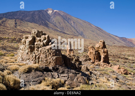 Des formations rocheuses avec le Mont Teide en arrière-plan, Tenerife, Canaries. Banque D'Images