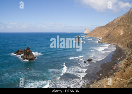 La plage de sable noir de Benijo dans la côte nord-est de Tenerife, Îles Canaries. Banque D'Images