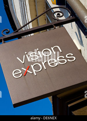 Vision Express high street opticiens signe extérieur d'une boutique à Belper Derbyshire, Angleterre, Royaume-Uni Banque D'Images