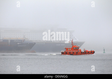 Kiel, Allemagne, le trafic maritime dans le brouillard dans l'estuaire de Kiel Banque D'Images