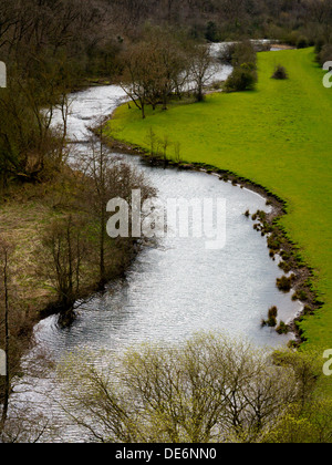 La rivière Wye vu de Monsal viaduc sur le sentier Monsal une piste cyclable dans le parc national de Peak District Derbyshire UK Banque D'Images