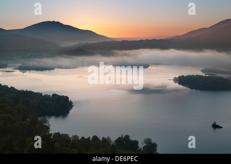 Avis sur Derwentwater de Catbells au lever du soleil avec la brume rouler le lac, Keswick, Lake District, Cumbria, Royaume-Uni Banque D'Images