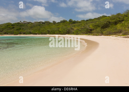 Calme Sandy Tropical Beach de Half Moon Bay Antigua Banque D'Images