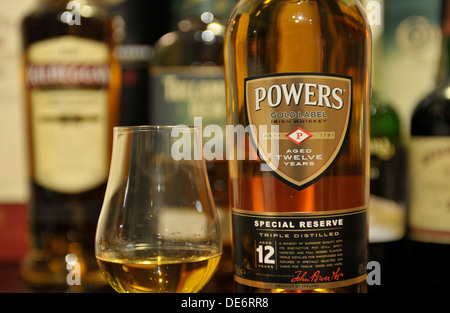 Bouteille de puissances de 12 ans réserve spéciale Irish whiskey distillé trois fois. Banque D'Images