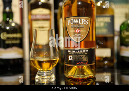 Bouteille de puissances de 12 ans réserve spéciale Irish whiskey distillé trois fois. Banque D'Images