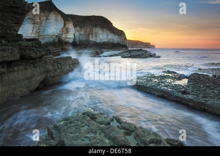 Le fracas des vagues et rochers, à Thornwick Bay près de Bridlington, East Yorkshire, UK Banque D'Images