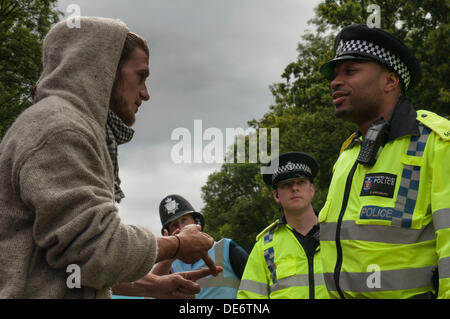 Balcombe, West Sussex, UK. Sept 12, 2013. Manifestant de l'environnement parle d'agent de police.. La fracturation anti écologistes protestent contre les forages d'essai par Cuadrilla sur le site de West Sussex qui pourraient mener à la processus de fracturation controversée. Crédit : David Burr/Alamy Live News Banque D'Images