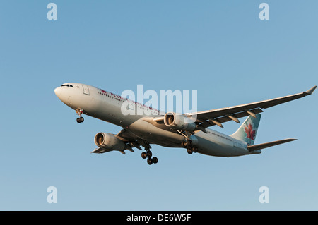 Air Canada A330-343X (C-GFAH) en approche finale pour l'atterrissage à l'Aéroport International de Vancouver, Canada. Banque D'Images