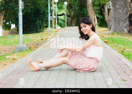 Portrait asian girl détente sur le plancher Banque D'Images