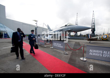 Londres, Royaume-Uni. 12 septembre 2013. Le personnel militaire britannique passé à pied Tornado jet et un Spitfire de la seconde guerre mondiale sur l'affichage à l'équipement de défense et de sécurité (DSEI) Foire aux armements à l'Excel Centre dans l'Est de Londres qui regroupe des fabricants d'armes de plus de cinquante pays à travers le monde : Crédit amer ghazzal/Alamy Live News Banque D'Images