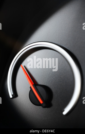 Détail d'une jauge de vide avec une aiguille pointant Banque D'Images