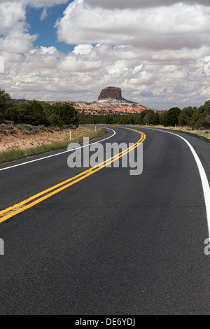 L'autoroute 98 square butte réserve Navajo en Arizona Banque D'Images