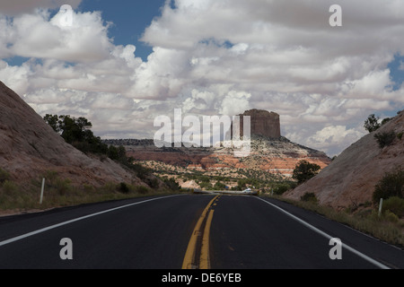 L'autoroute 98 square butte réserve Navajo en Arizona Banque D'Images