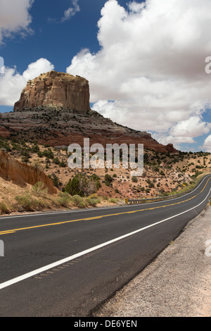 L'autoroute 98 square butte réserve Navajo en Arizona Banque D'Images