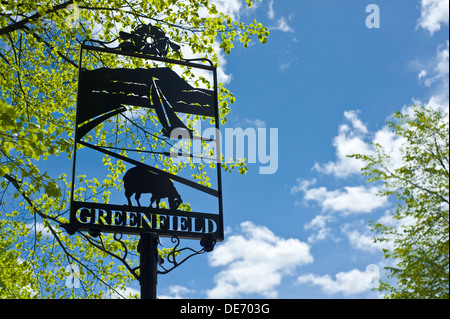 La signalisation dans le village rural de Greenfield, Angleterre. Banque D'Images