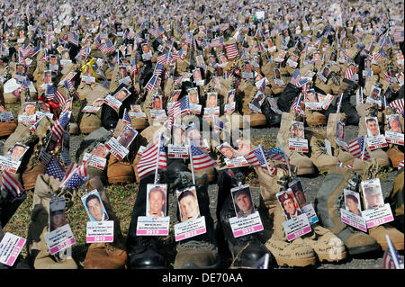 Chaussures de combat avec les noms et photos des victimes de l'Irak et des guerres afghanes sur l'affichage sur l'Île Ford, Joint Base Pearl 11 septembre 2013 Harbor-Hickam, à Pearl Harbor, Hawaii. Banque D'Images