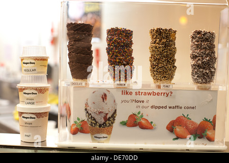 Ice cream cones couverts dans le chocolat, les variétés : l'écrou, noix de coco ou de paillettes. Banque D'Images