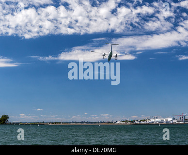 Par hélice avion atterrit à l'aéroport Billy Bishop Toronto city - le lac Ontario Banque D'Images