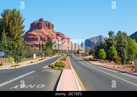 L'autoroute et Bell Rock, Village of Oak Creek, près de Sedona, Arizona Banque D'Images