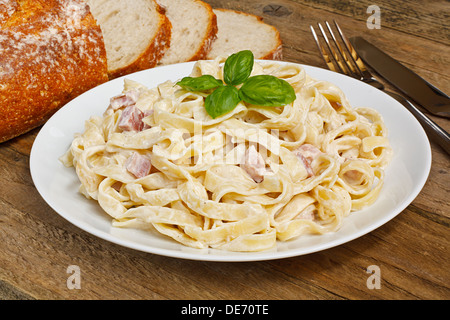 Assiette de tagliatelli carbonara italienne dans un restaurant rustique Banque D'Images