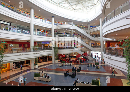 L'intérieur du centre commercial Robinson - Shopping Mall à Manille, aux Philippines. Banque D'Images