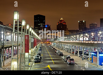 Parking pour le Centre des sciences de Montréal au Quai King Edward dans le Vieux Port de Montréal, Canada. Banque D'Images