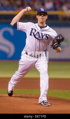 Saint Petersburg, Florida, USA. 12e Août, 2013. JAMES | BORCHUCK.Jeremy Hellickson fois fournit dans la première manche les Rays de Tampa Bay au cours de match contre les Red Sox de Boston au Tropicana Field de St. Petersburg, FL Jeudi, 12 Septembre, 2013. Credit : James/Borchuck ZUMAPRESS.com/Alamy Tampa Bay Times/Live News Banque D'Images