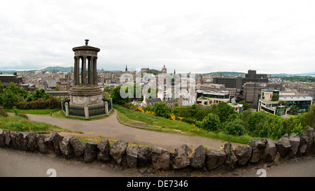 Vue sur Édimbourg Dugald Stewart, avec le monument à l'avant-plan Banque D'Images