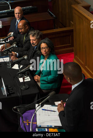 Birmingham, Alabama, USA. 12e Août, 2013. KEVIN JOHNSON, Maire de Sacramento et vice-président, la Conférence des maires des États-Unis, modère une discussion sur les ''atteindre la justice économique'' à la seizième Street Baptist Church avec panelists) Maires Mitch Landrieu de Nouvelle-orléans, MICHAEL NUTTER de Philadelphie, PAUL SOGLIN de Madison et MARILYN STRICKLAND, de Tacoma. Crédit : Brian Cahn/ZUMAPRESS.com/Alamy Live News Banque D'Images