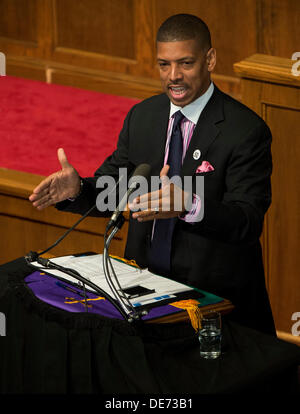 Birmingham, Alabama, USA. 12e Août, 2013. KEVIN JOHNSON, Maire de Sacramento et vice-président, la Conférence des maires des États-Unis, modère une discussion sur les ''atteindre la justice économique'' à la seizième Street Baptist Church. Crédit : Brian Cahn/ZUMAPRESS.com/Alamy Live News Banque D'Images