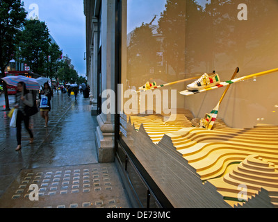 Afficher la fenêtre à Selfridge's Department Store sur un jour de pluie, Oxford Street, Londres, Angleterre, Royaume-Uni Banque D'Images