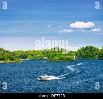 Pilotage femme motorboat on lake dans la baie Georgienne, Ontario, Canada Banque D'Images