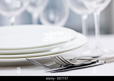Élégant restaurant la table, pour un dîner raffiné avec des plaques de verres et de couverts Banque D'Images