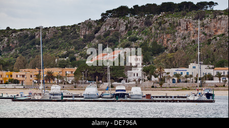 Yachts et bateaux dans San Vito Lo Capo, dans la province de Trapani, en Sicile. Banque D'Images