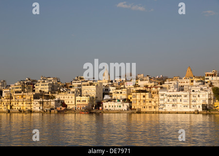 L'Inde, Rajasthan, Udaipur, vue sur le lac Picola en lumière de fin de soirée Banque D'Images