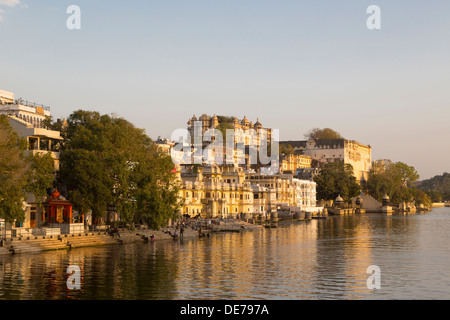 L'Inde, Rajasthan, Udaipur sur le lac Picola en fin d'après-midi la lumière Banque D'Images