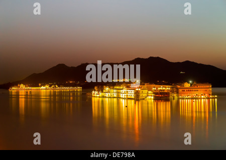 L'Inde, Rajasthan, Udaipur, Lake Palace Hôtel au crépuscule allumé dans le lac Picola Banque D'Images