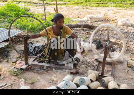 L'Inde, l'Uttar Pradesh, Agra,femme coton filature sur machines de base Banque D'Images