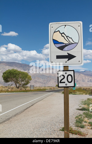 Signe indiquant une route panoramique sur l'autoroute 395 en Californie Banque D'Images