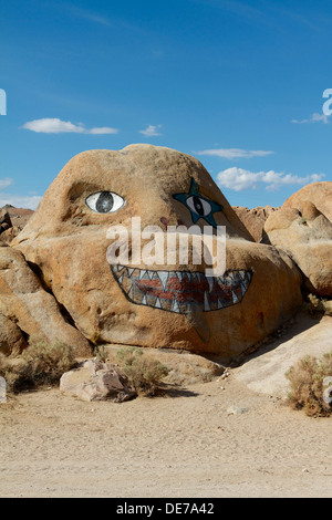 Un rocher peint (biotite monzogranite) dans les collines de l'Alabama à l'ouest de Lone Pine dans la vallée d'Owens, dans le comté d'Inyo, en Californie Banque D'Images