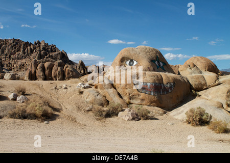 Un rocher peint (biotite monzogranite) dans les collines de l'Alabama à l'ouest de Lone Pine dans la vallée d'Owens, dans le comté d'Inyo, en Californie Banque D'Images