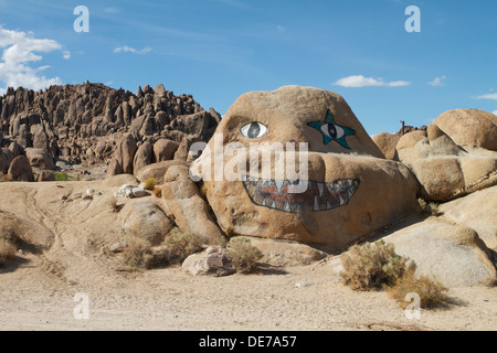 Un rocher peint (biotite monzogranite) dans les collines de l'Alabama à l'ouest de Lone Pine dans la vallée d'Owens, dans le comté d'Inyo, en Californie Banque D'Images